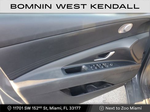 Used 2025 Hyundai Elantra SE image 18