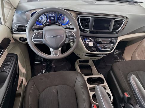 Used 2023 Chrysler Voyager LX image 17