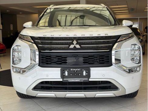 Used 2023 Mitsubishi Outlander SEL image 2