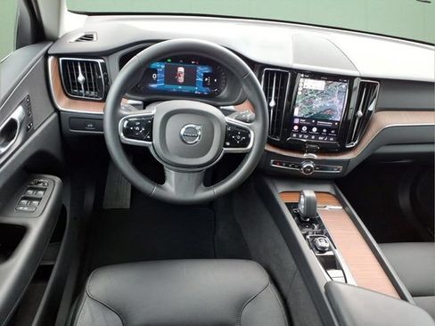 Used 2023 Volvo XC60 B5 Plus w/ Climate Package AWD/4WD image 18