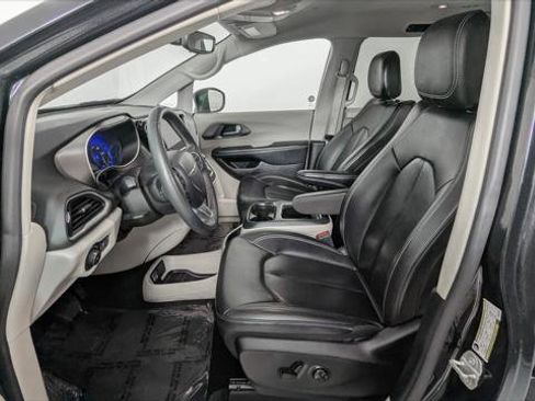 Used 2023 Chrysler Pacifica Touring-L image 14