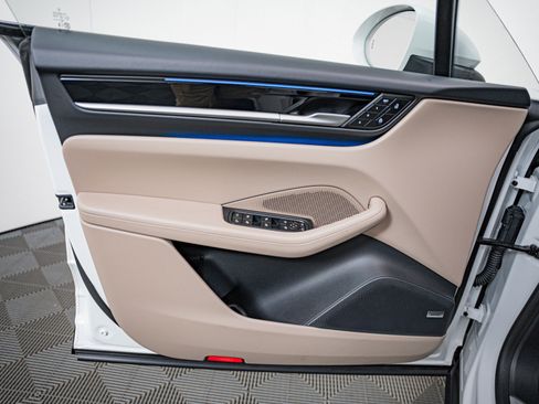 Certified 2025 Porsche Macan Electric RWD image 25