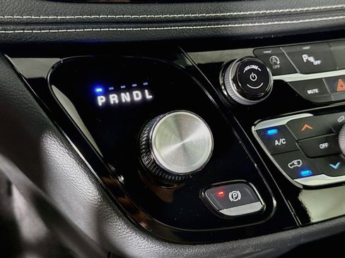 Used 2024 Chrysler Pacifica Touring FWD image 19