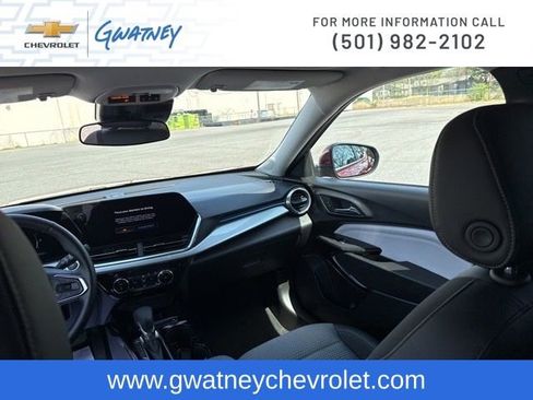 Used 2025 Chevrolet Trax LT w/ LT Convenience Package image 28