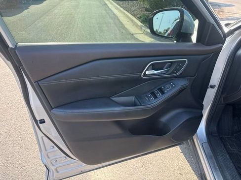 Used 2022 Nissan Rogue Platinum w/ Head-Up Display Package AWD/4WD image 8