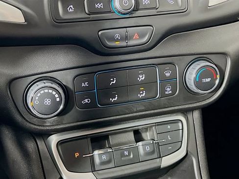 Used 2024 GMC Terrain SLE image 18