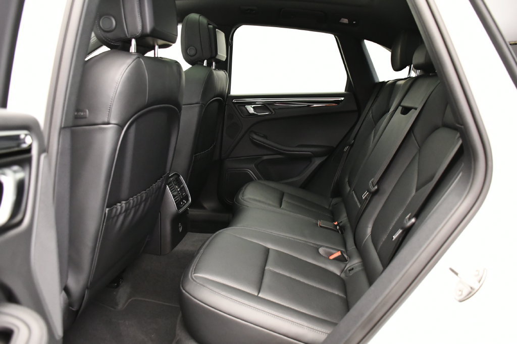Certified 2026 Porsche Macan Turbo AWD/4WD image 44