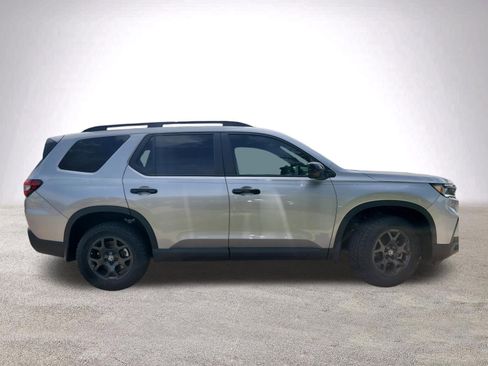 Used 2025 Honda Pilot TrailSport image 10