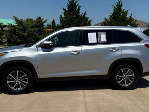 Used 2019 Toyota Highlander XLE FWD image 3