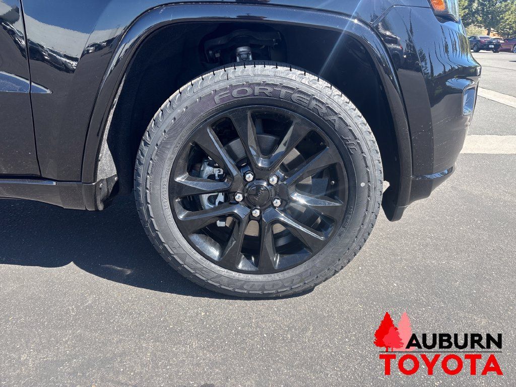 Used 2021 Jeep Grand Cherokee Laredo X AWD/4WD image 24