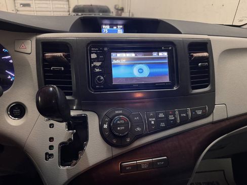 Used 2013 Toyota Sienna XLE image 27