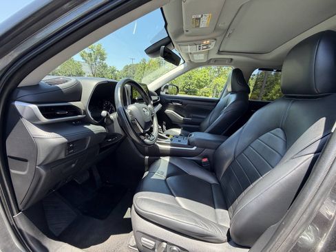 Used 2021 Toyota Highlander XLE FWD image 9