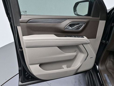 Used 2024 GMC Yukon XL SLT w/ SLT Luxury Package image 9