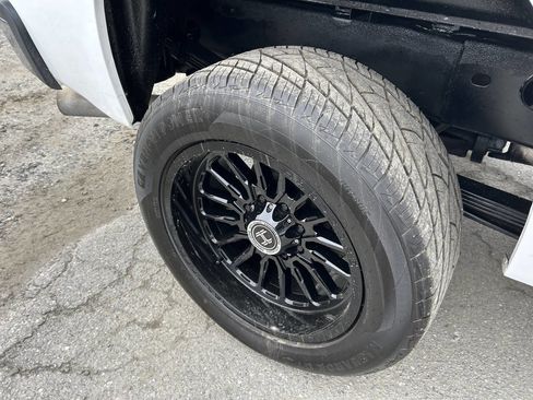 Used 2007 GMC Sierra 2500 SLE w/ Z71 Off-Road Package image 12