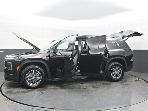 Used 2025 Chevrolet Traverse LT image 44