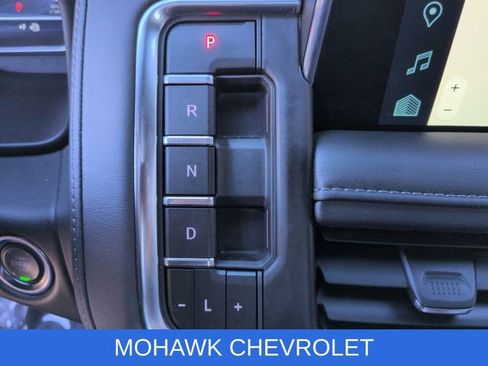 Used 2024 Chevrolet Suburban Z71 w/ Luxury Package AWD/4WD image 17