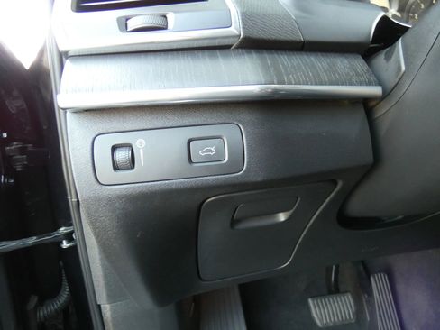 Used 2020 Volvo XC90 T6 Momentum image 65