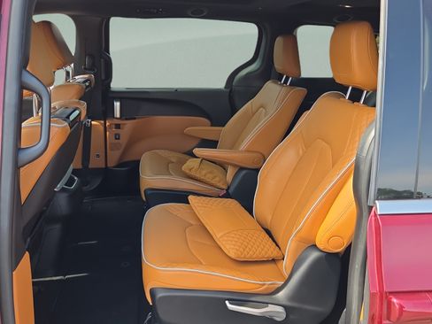 Used 2022 Chrysler Pacifica Pinnacle FWD image 10