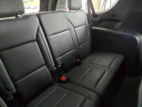 Used 2025 Chevrolet Suburban Z71 AWD/4WD image 16
