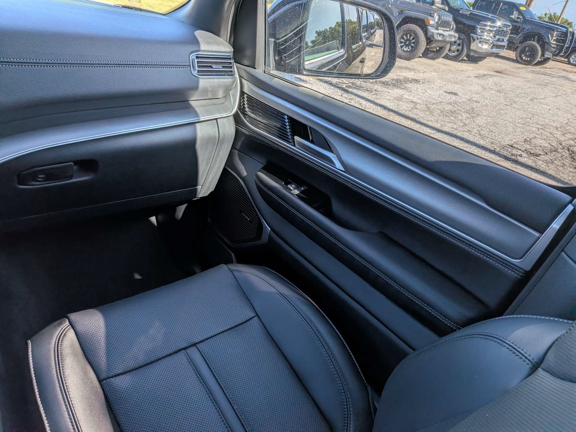 Used 2025 Jeep Wagoneer 4WD w/ Convenience Group I image 22