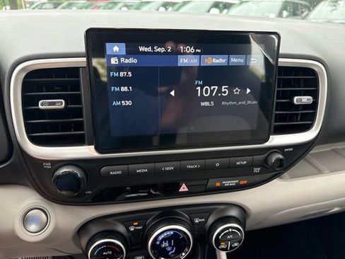 Used 2024 Hyundai Venue SEL FWD image 6