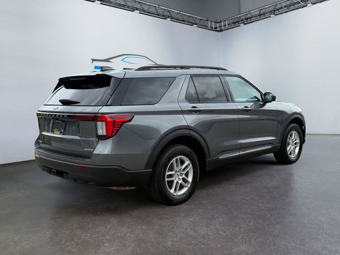 Used 2025 Ford Explorer Active AWD/4WD image 3