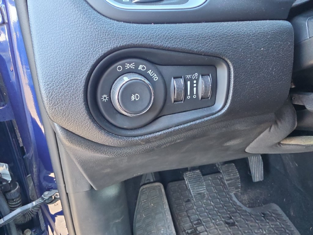 Used 2018 Jeep Renegade Latitude AWD/4WD image 16