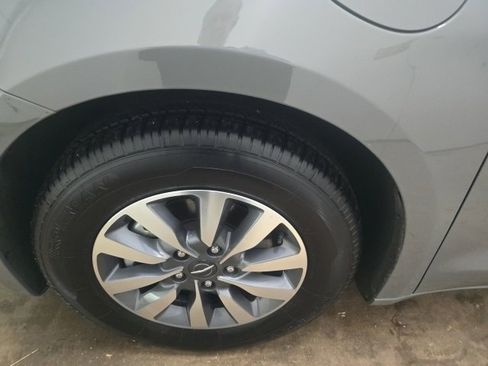 Used 2023 Chrysler Pacifica Touring-L image 17