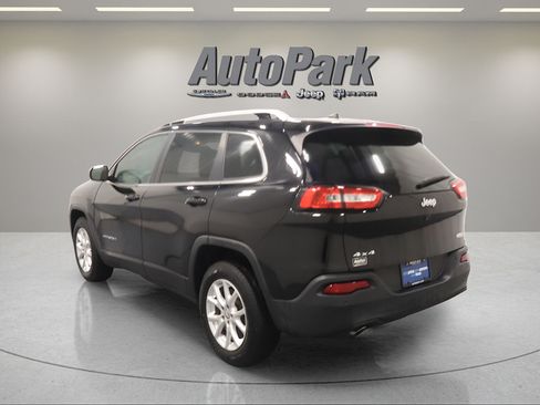Used 2018 Jeep Cherokee Latitude w/ Safety Group AWD/4WD image 4