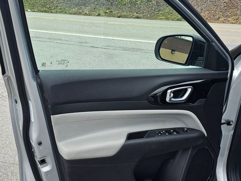 Used 2025 Jeep Compass Limited image 25