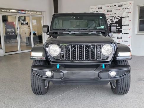 Used 2024 Jeep Wrangler Unlimited w/ Convenience Group AWD/4WD image 3