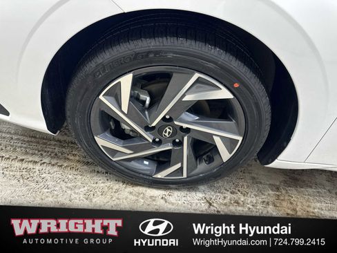 Certified 2025 Hyundai Elantra SEL image 8