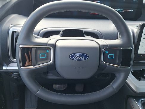 Used 2025 Ford Expedition Active image 12