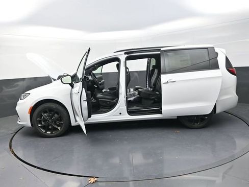 New 2026 Chrysler Pacifica Select w/ S Appearance Package image 29
