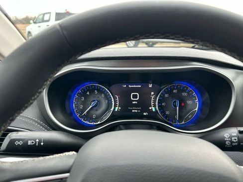 Used 2024 Chrysler Pacifica Touring-L image 18