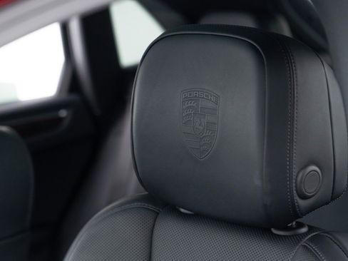 Certified 2025 Porsche Macan image 18