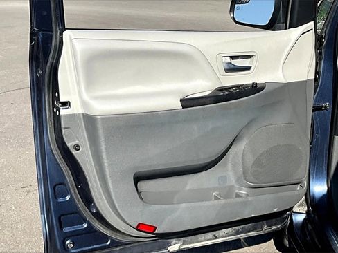 Used 2020 Toyota Sienna LE image 23