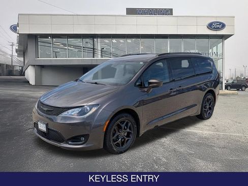 Used 2019 Chrysler Pacifica Touring-L w/ Advanced Safetytec Group FWD image 3