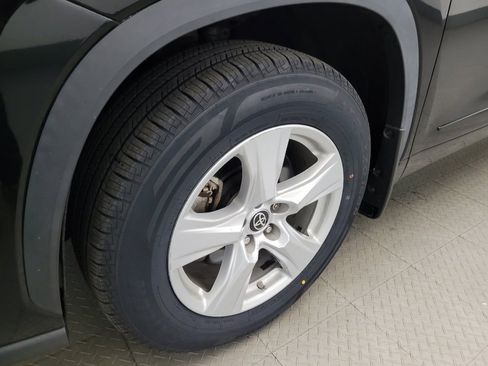 Used 2022 Toyota Highlander LE AWD/4WD image 31