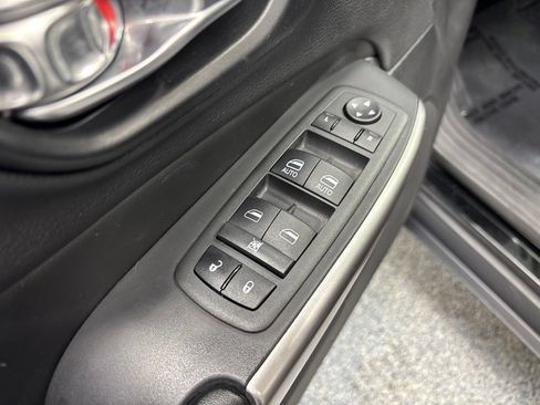 Used 2022 Jeep Cherokee Latitude Lux w/ Sun & Sound Group AWD/4WD image 36
