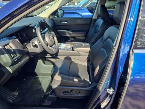 Used 2025 Nissan Pathfinder SL AWD/4WD image 12