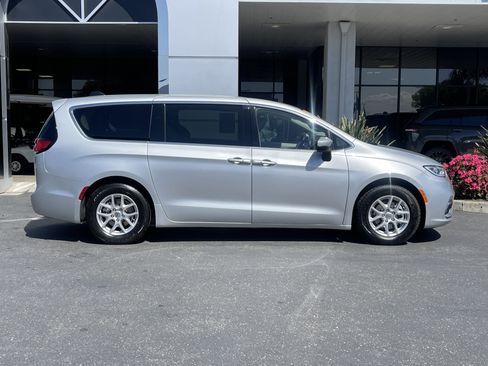 Used 2023 Chrysler Pacifica Touring-L FWD image 6