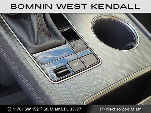 Used 2024 Toyota Sienna Limited image 23