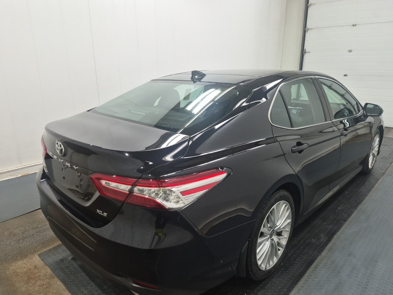 Used 2020 Toyota Camry XLE FWD image 2