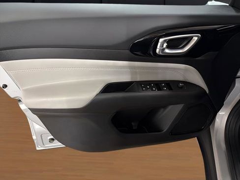 Used 2025 Jeep Compass Limited image 12