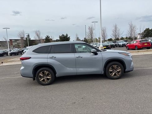 Used 2023 Toyota Highlander Bronze Edition image 2