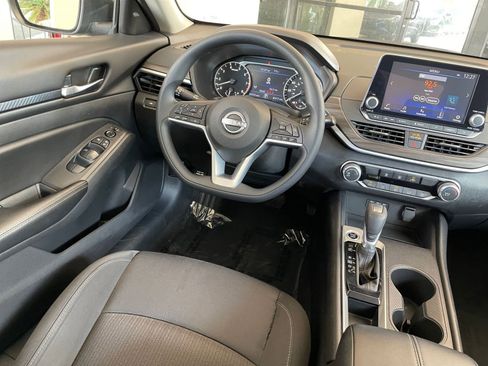 Used 2025 Nissan Altima 2.5 SV FWD image 32