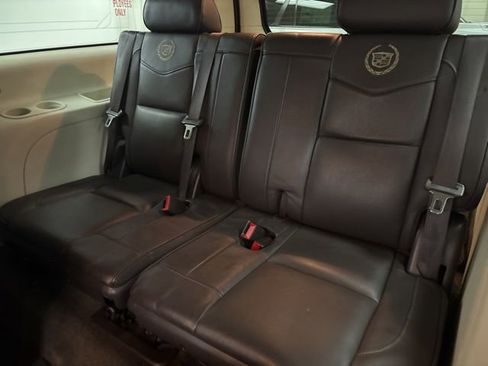 Used 2011 Cadillac Escalade ESV Platinum AWD/4WD image 17