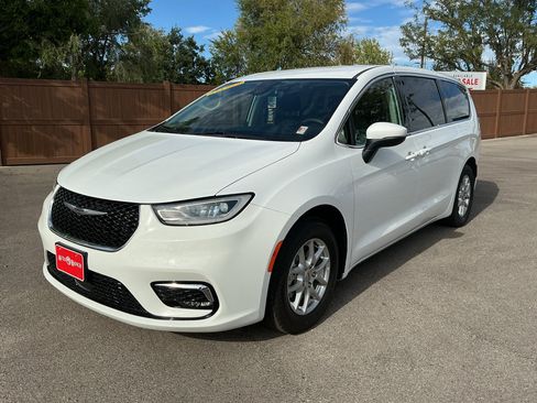 Used 2023 Chrysler Pacifica Touring-L FWD image 1