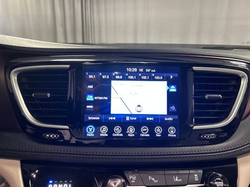 Used 2017 Chrysler Pacifica Limited FWD image 15